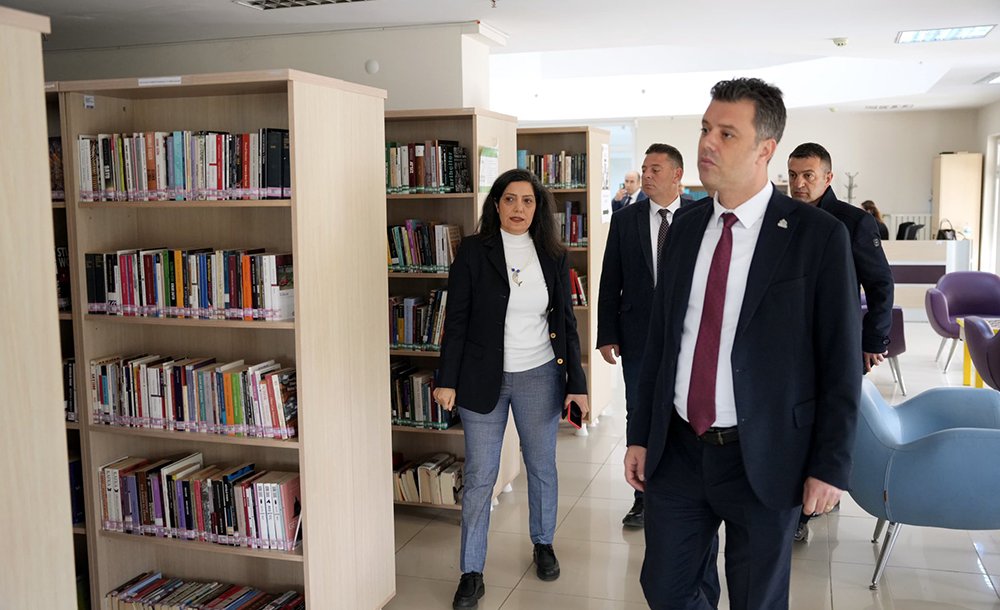 Başkan Sarikurt Halk Kütüphanesi̇ni̇ Zi̇yaret Etti̇