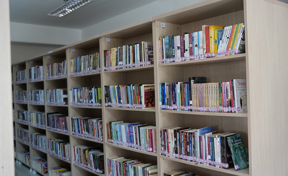 Başkan Sarikurt Halk Kütüphanesi̇ni̇ Zi̇yaret Etti̇