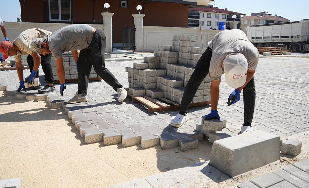 Başkan Sarıkurt Kilit Taşı Döşedi 