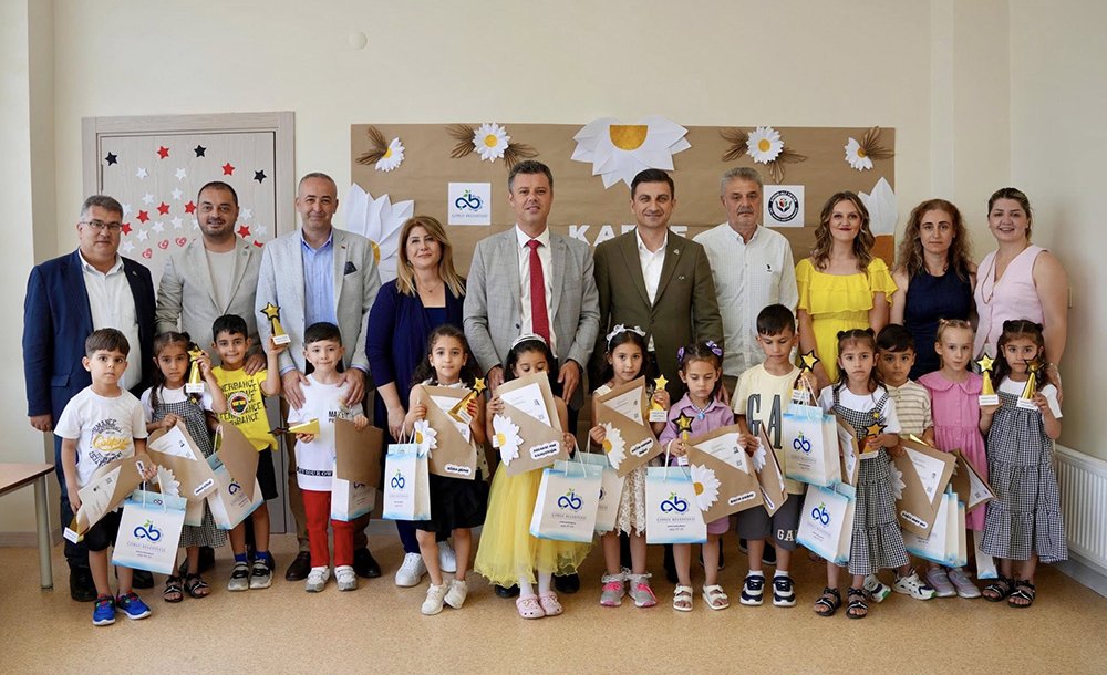 Başkan Sarıkurt Öğrencilerin Karne Heyecanına Ortak Oldu 