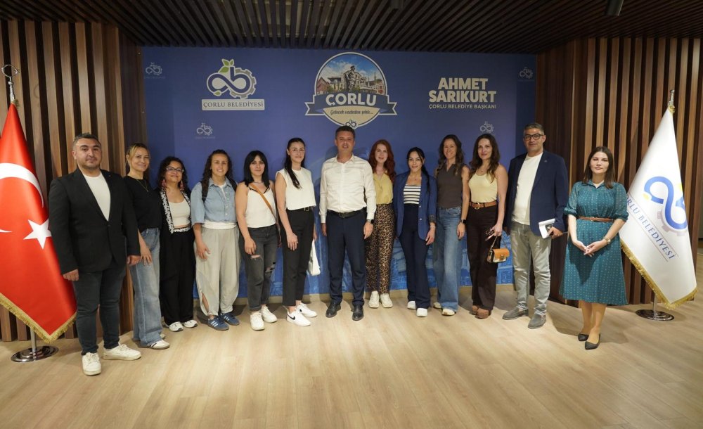 Başkan Sarıkurt'tan Kadın Eğitmenlere Teşekkür Belgesi