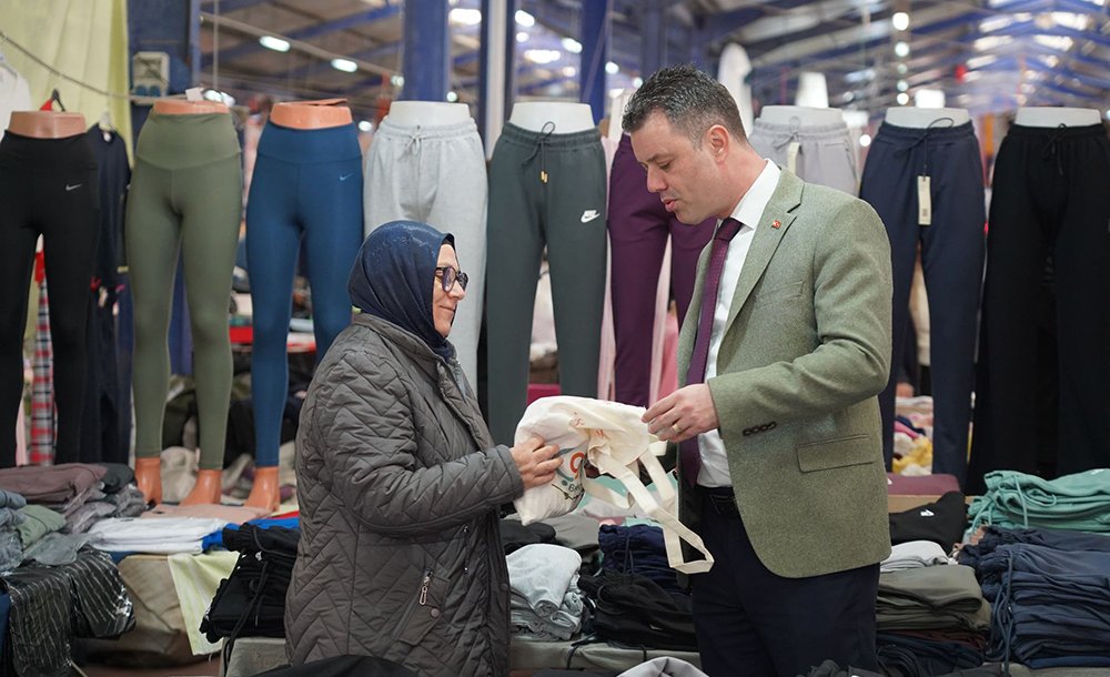 Başkan Sarıkurt'tan Kadın Esnafa Kadınlar Günü Hediyesi