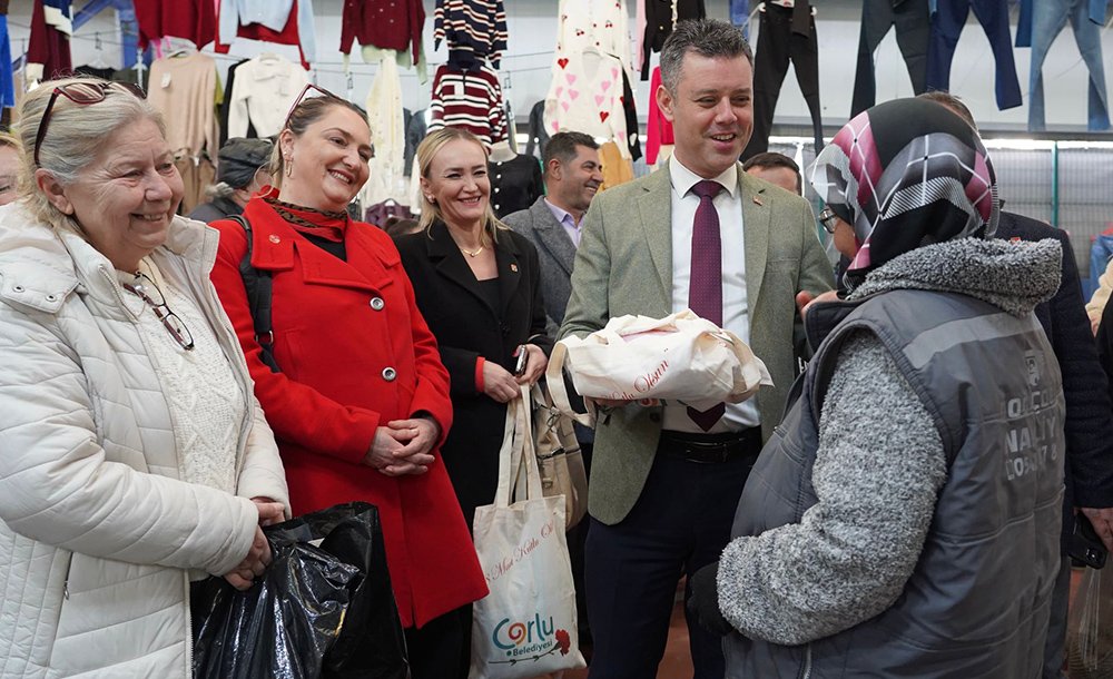 Başkan Sarıkurt'tan Kadın Esnafa Kadınlar Günü Hediyesi