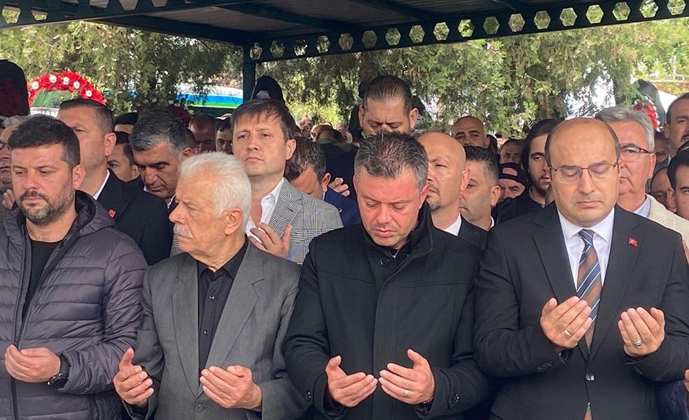 Başkan Sarıkurt'un Annesi Toprağa Verildi 