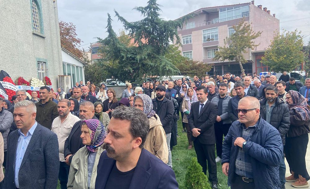 Başkan Sarıkurt'un Annesi Toprağa Verildi 