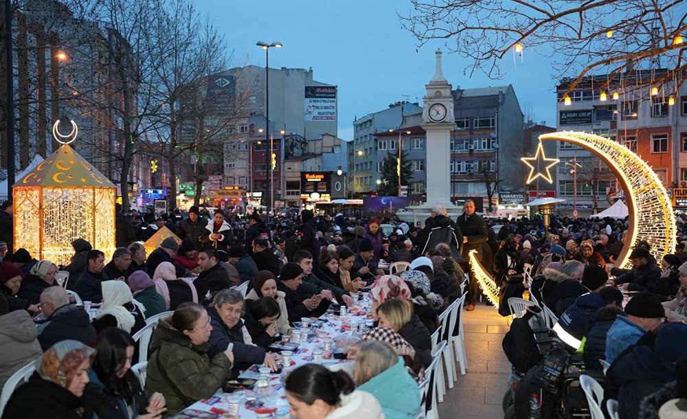 Binlerce Çorlulu Cumhuriyet Meydanı'nda İftarda Buluştu