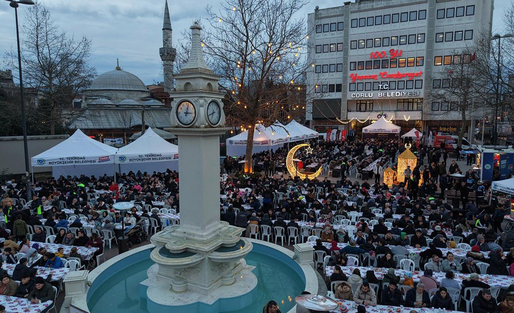 Binlerce Çorlulu Cumhuriyet Meydanı'nda İftarda Buluştu
