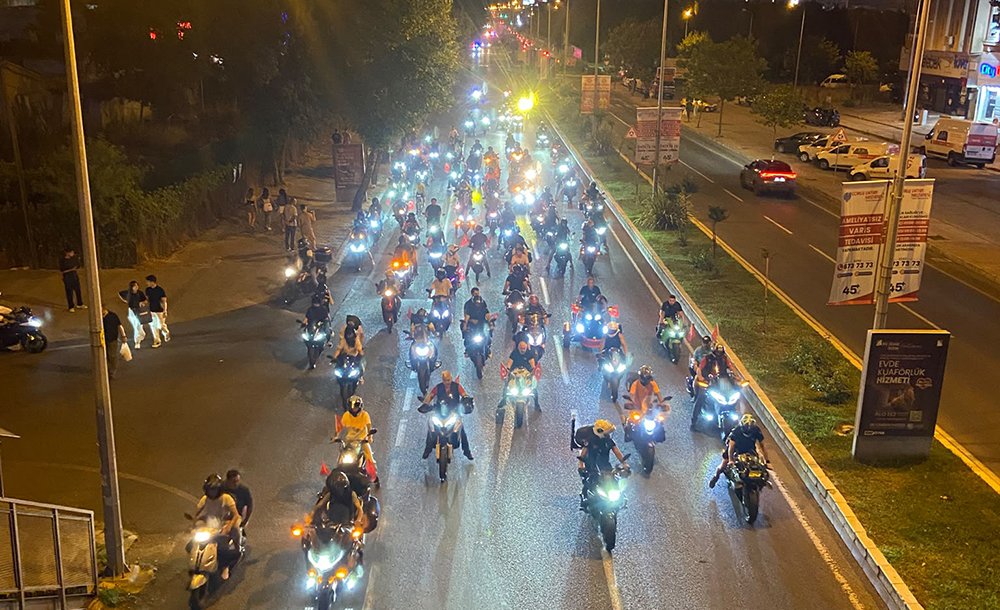 Binlerce Kişi Vatan Ve Bayrak İçin Yürüdü 