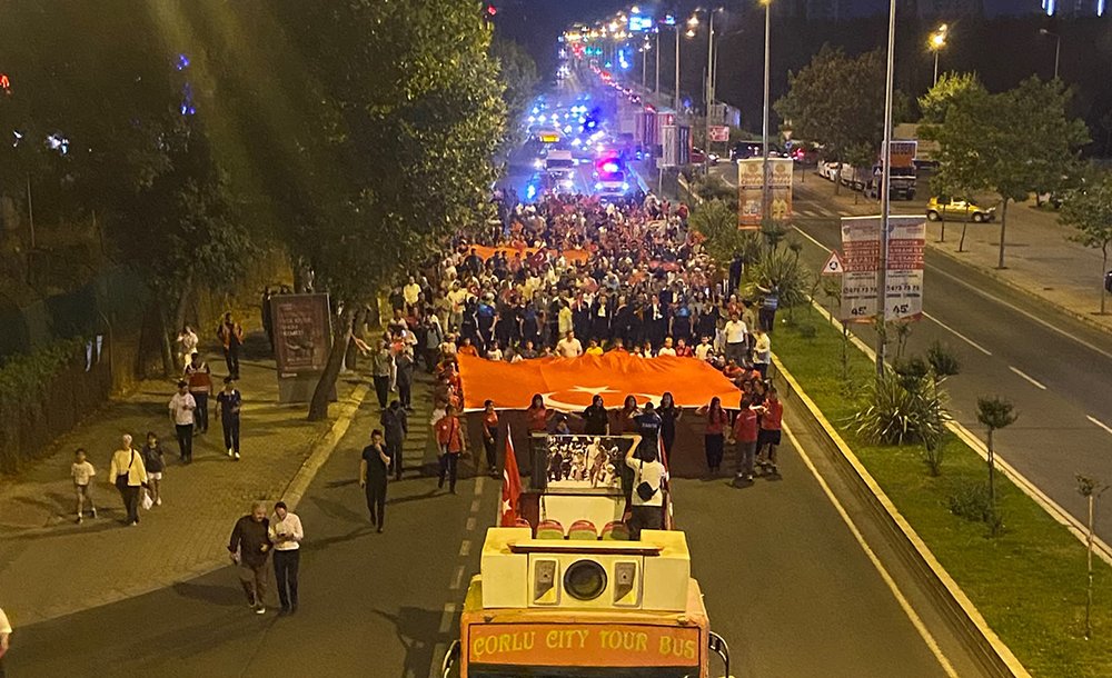 Binlerce Kişi Vatan Ve Bayrak İçin Yürüdü 