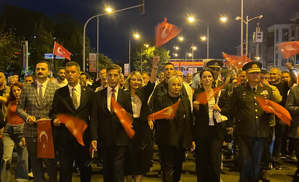 Binlerce Kişi Vatan Ve Bayrak İçin Yürüdü 