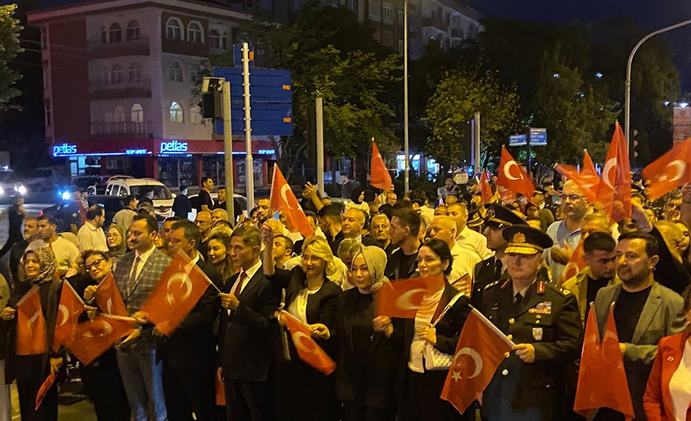 Binlerce Kişi Vatan Ve Bayrak İçin Yürüdü 