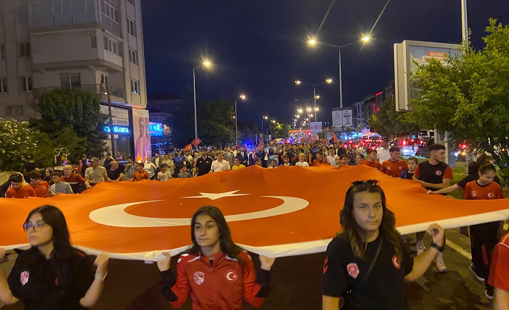 Binlerce Kişi Vatan Ve Bayrak İçin Yürüdü 