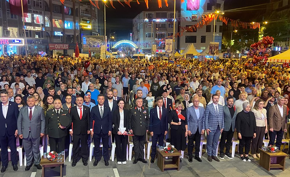 Binlerce Kişi Vatan Ve Bayrak İçin Yürüdü 