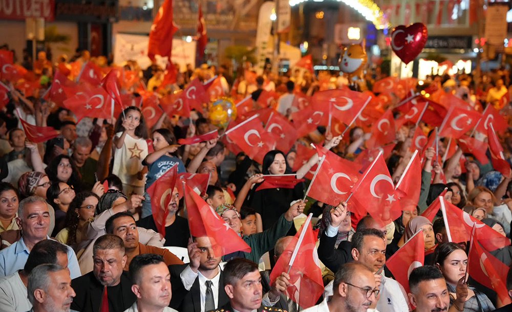 Binlerce Kişi Vatan Ve Bayrak İçin Yürüdü 
