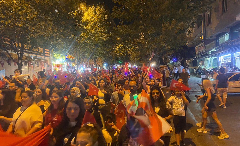 Binlerce Kişi Zafer Yürüyüşüne Katıldı 