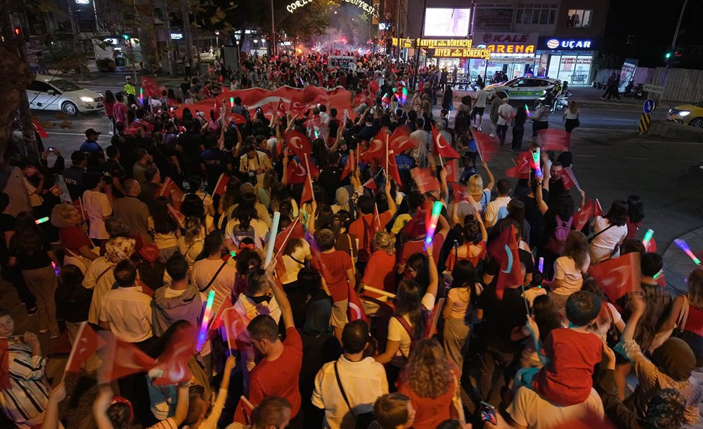 Binlerce Kişi Zafer Yürüyüşüne Katıldı 
