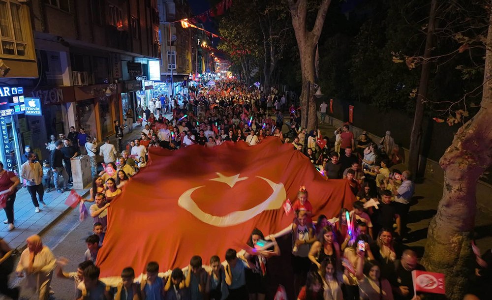 Binlerce Kişi Zafer Yürüyüşüne Katıldı 