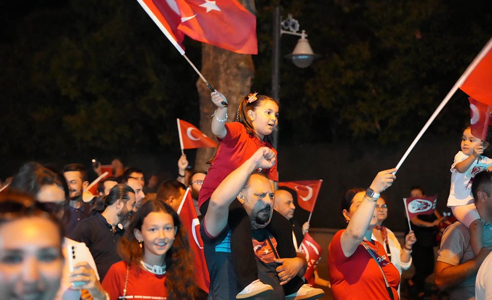 Binlerce Kişi Zafer Yürüyüşüne Katıldı 