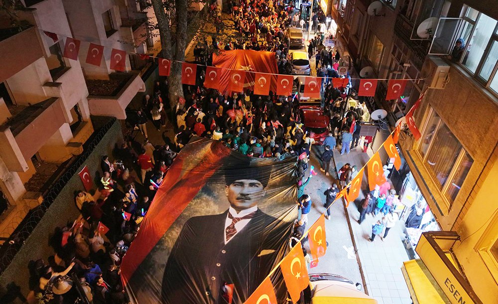 Binlerce Vatandaş Cumhuriyet İçin Yürüdü