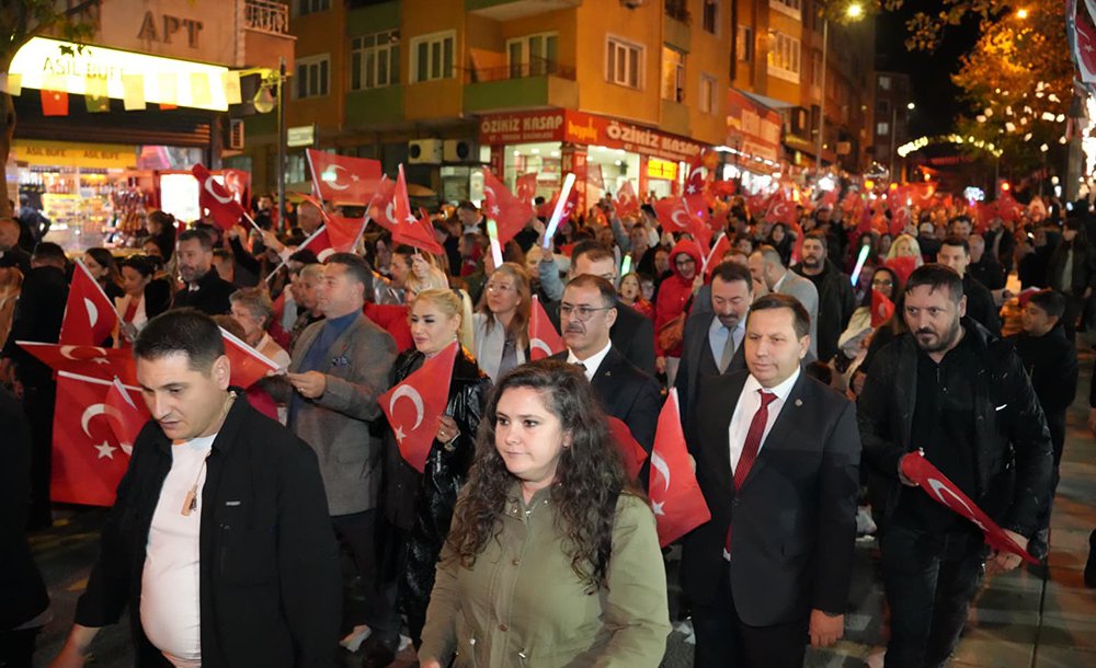 Binlerce Vatandaş Cumhuriyet İçin Yürüdü 