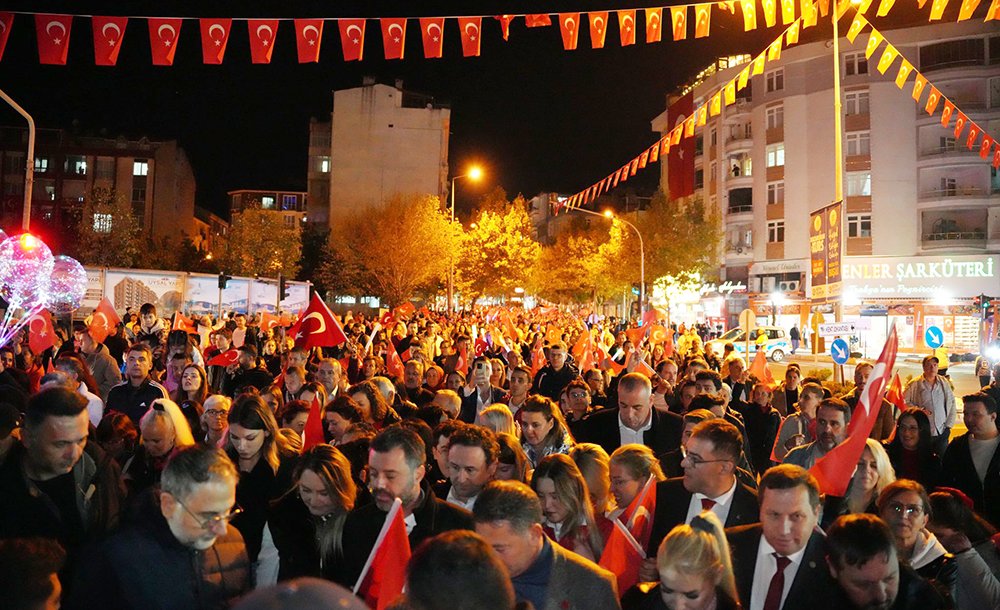 Binlerce Vatandaş Cumhuriyet İçin Yürüdü 