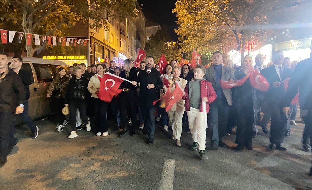 Binlerce Vatandaş Cumhuriyet İçin Yürüdü 