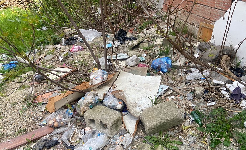 Boş Araziler Çöplüğe Dönüşüyor  