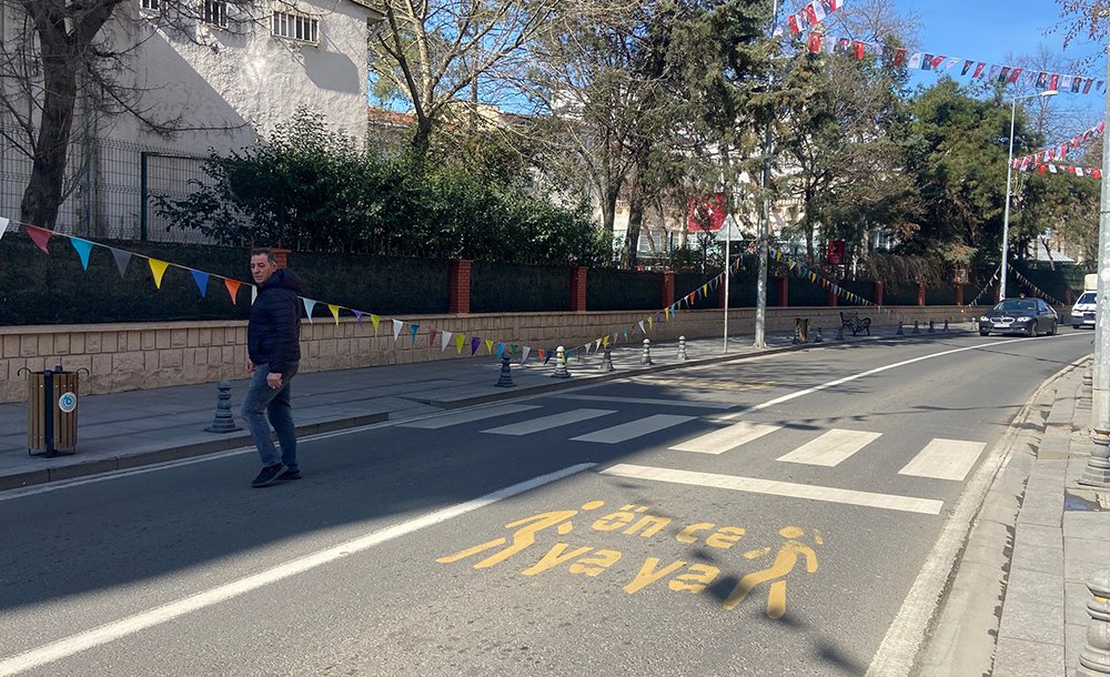 Bu Bayrakları Kim Astı?