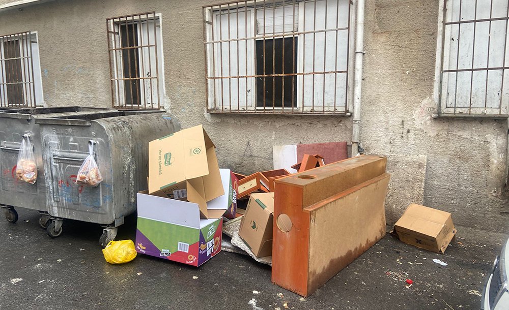 Bu Bölgeye Sürekli Eşya Atılıyor 