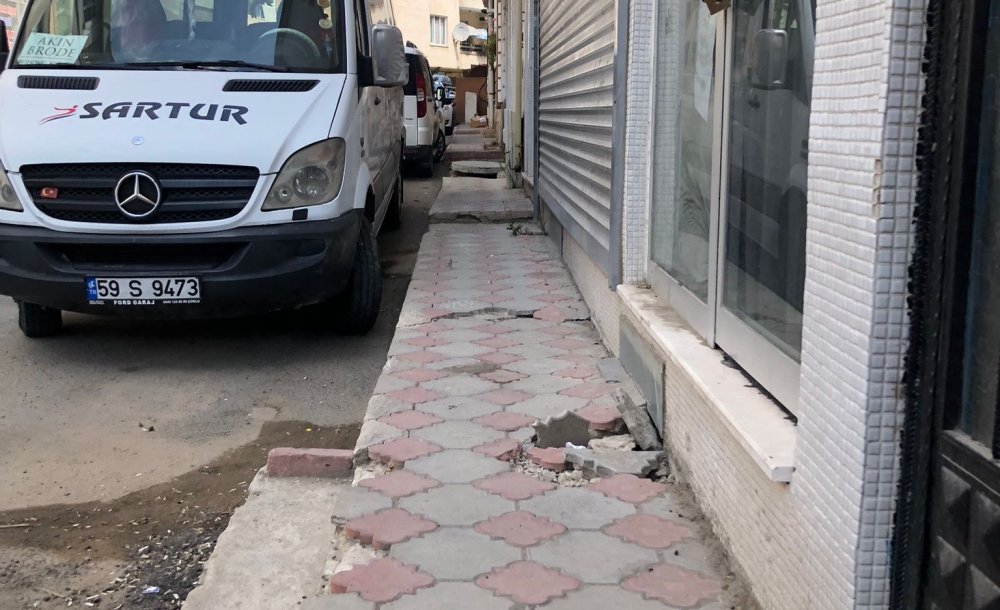 Bu Kaldırımda Yürümek Cesaret İster 
