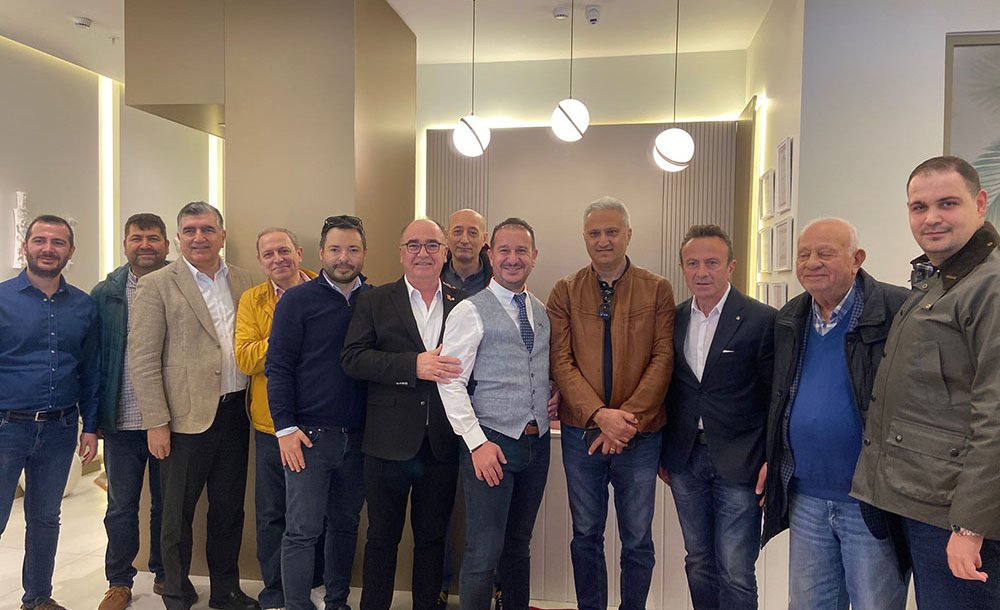 Buse Çolpan Di̇ş Poli̇kli̇ni̇ği̇ Açildi 