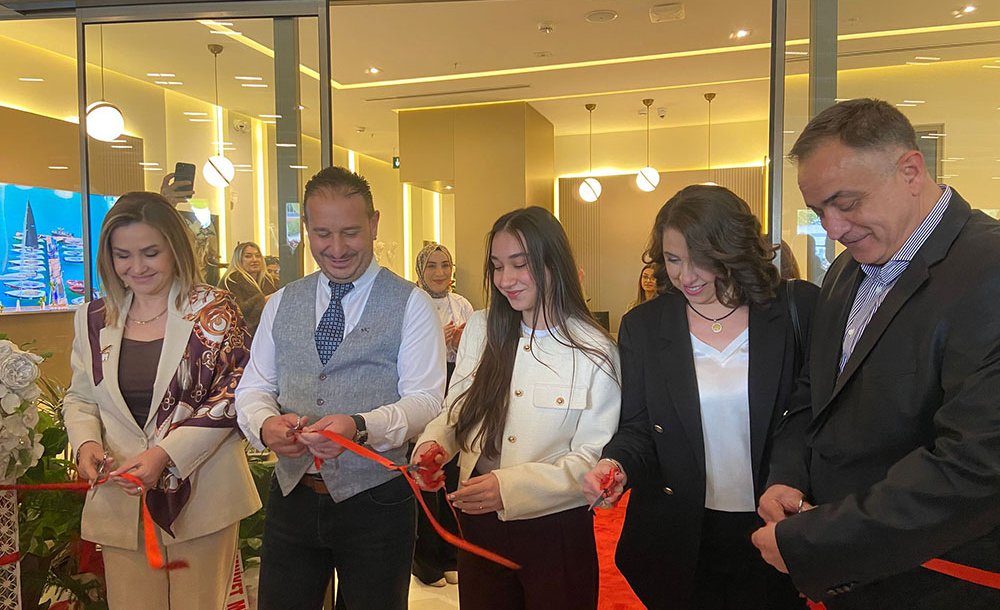 Buse Çolpan Di̇ş Poli̇kli̇ni̇ği̇ Açildi 