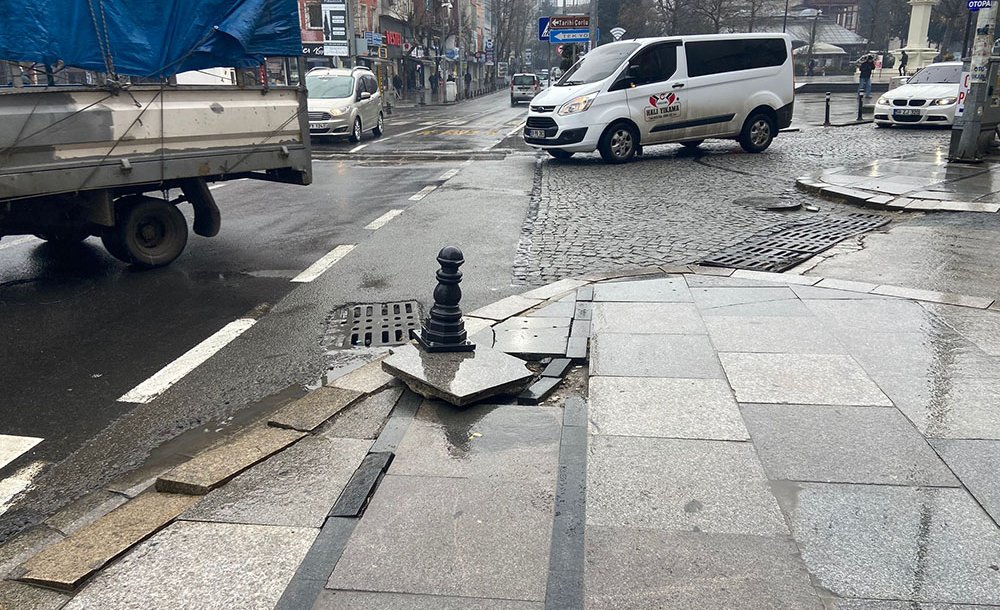 Büyükşehir Bu Kaldırımları Görmüyor Mu?