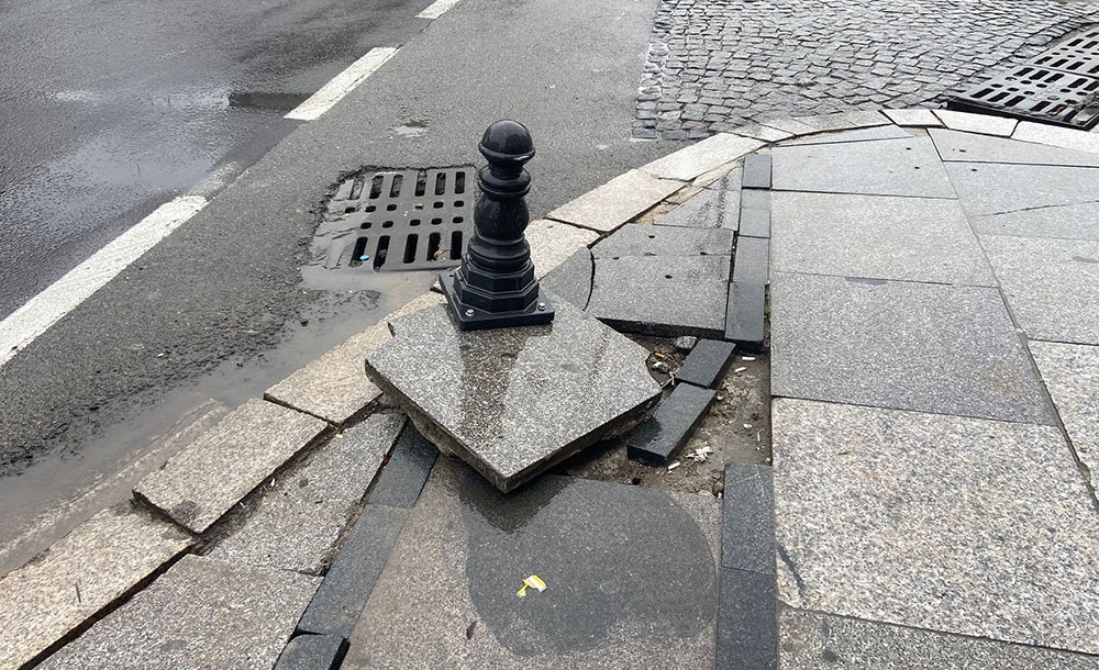 Büyükşehir Bu Kaldırımları Görmüyor Mu?