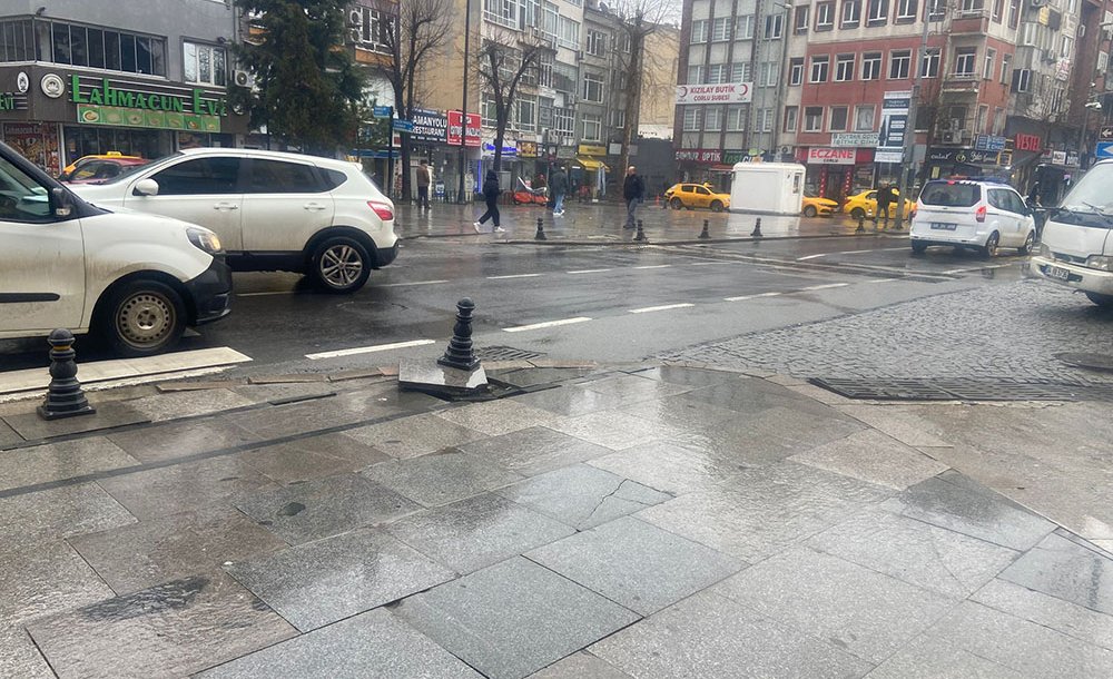 Büyükşehir Bu Kaldırımları Görmüyor Mu?