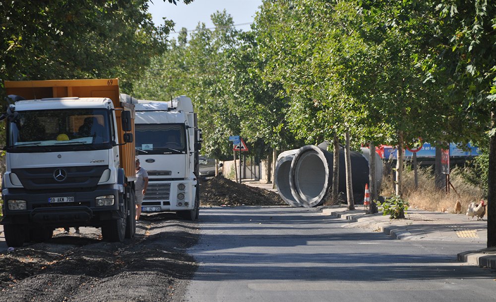 Büyükşehir Yağmur Suyu Hattı İçin Sokakları Kazıyor 
