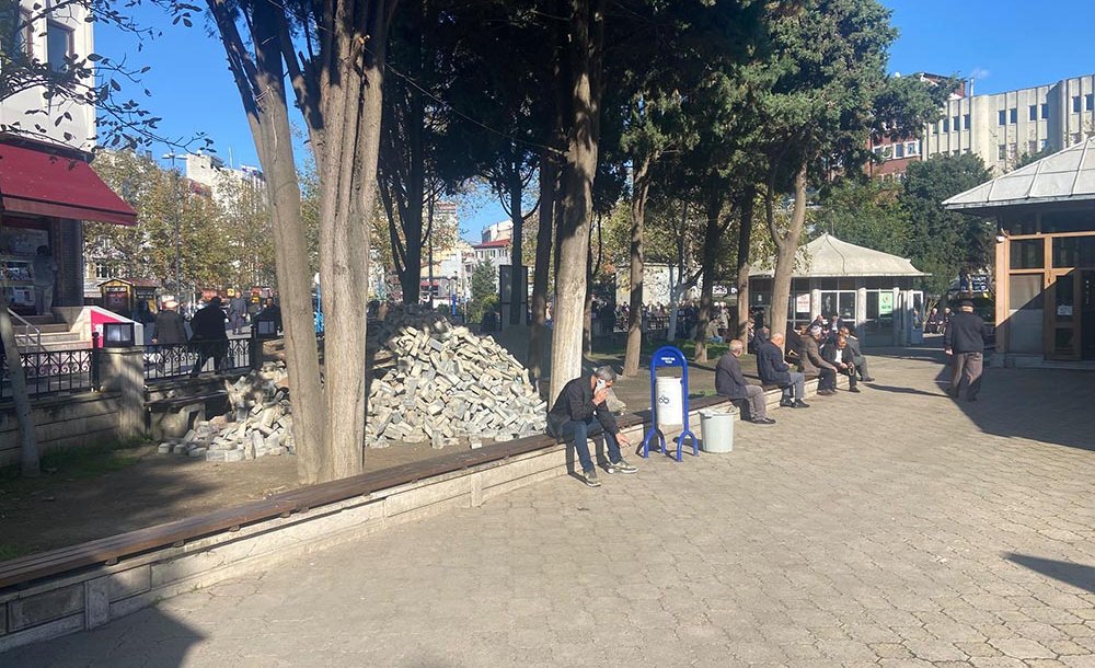 Caminin Bahçesine Parke Taşı Döşenecek