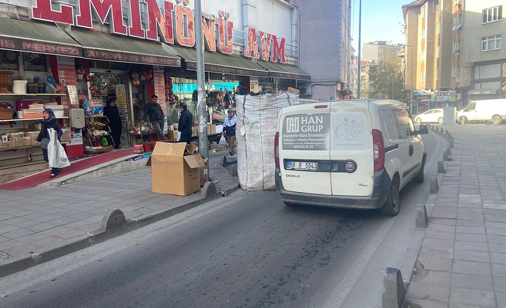 Çekçekçi̇ler Trafi̇ği̇ Yavaşlatiyor 