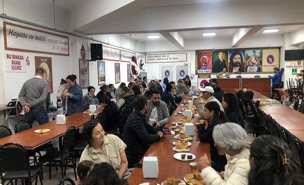 Cem Evinde Anneler Günü Kutlandı 
