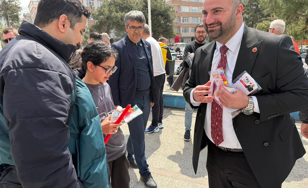 Chp Ve Mhp Çocukları Hediyeler Dağıttı 
