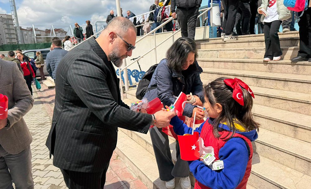 Chp Ve Mhp Çocukları Hediyeler Dağıttı 