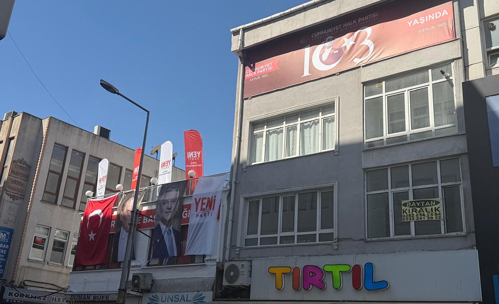Chp Yeni Tabelasını Astı 