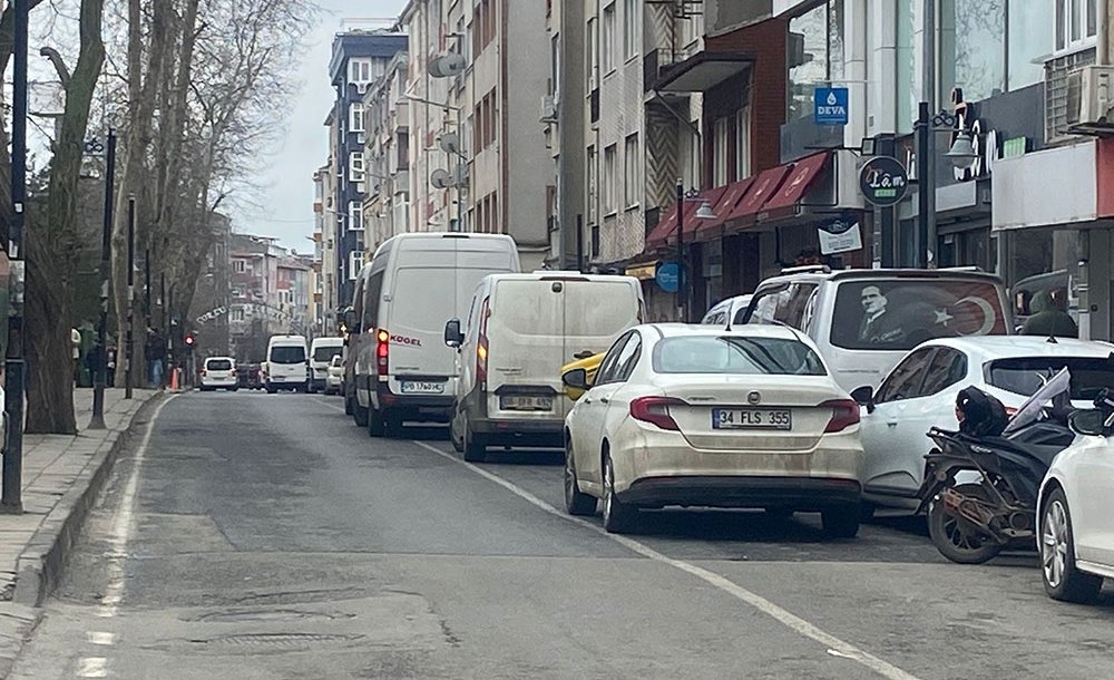 Çift Sıralı Parklanma Trafiği Olumsuz Etkiliyor 