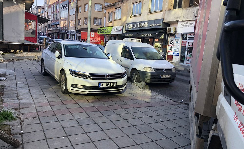 Çorlu'da Kaldırım İşgalleri Sürüyor 