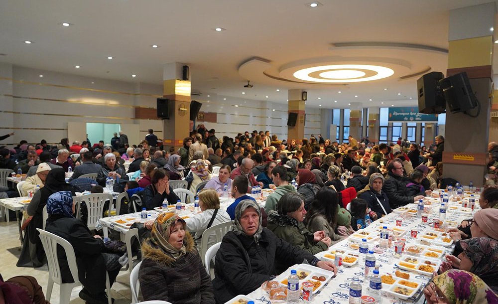 Çorlu'da Ramazan Bereketi Salonlardan Taştı