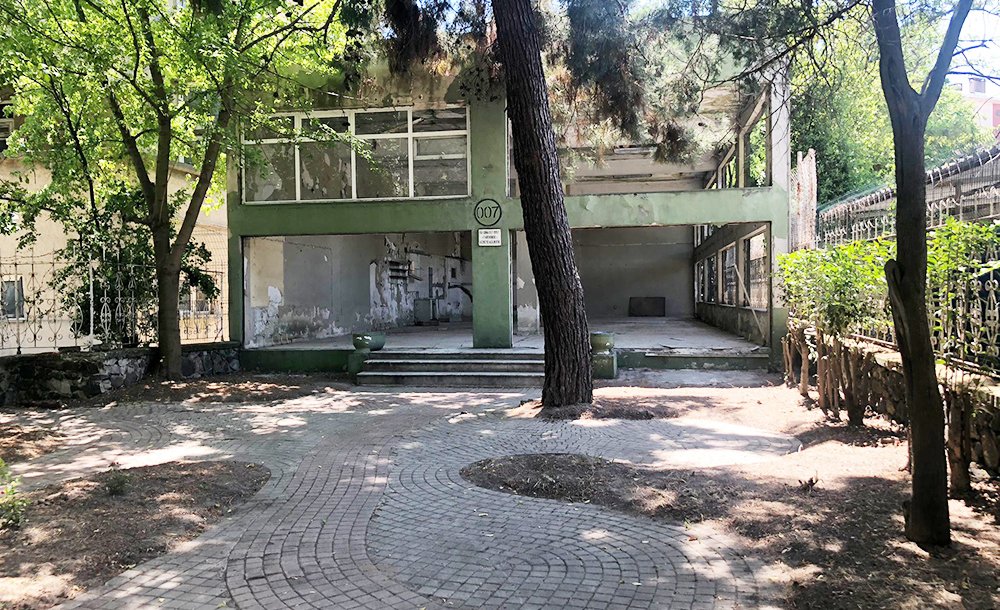 Çorlu'nun Merkezinde Atıl Vaziyette Bekliyor