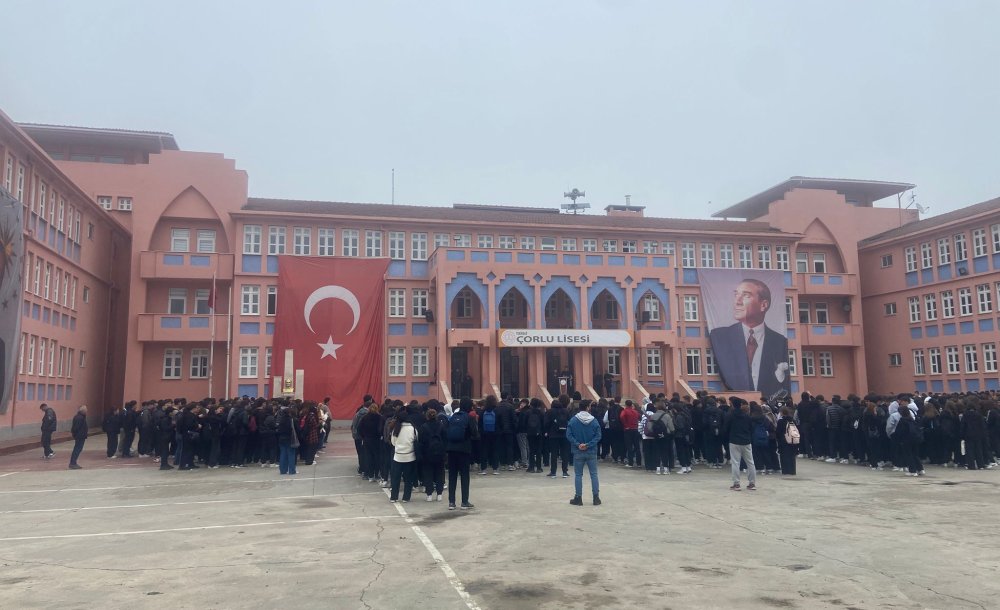 Cumhuriyet Bayramı İçin Okullarda Tören Düzenlendi 