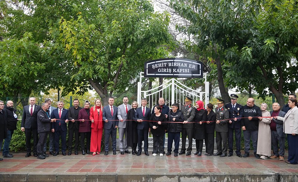 Cumhuri̇yet Parkı'nın Gi̇ri̇ş Kapısına Şehi̇di̇n İsmi̇ Veri̇ldi̇