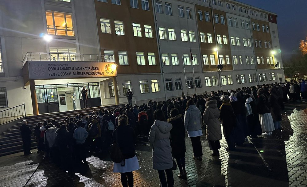 Depremde Hayatını Kaybedenler İçin Saygı Duruşunda Bulunuldu 