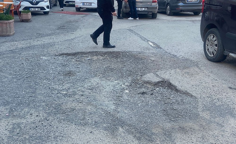 Derinleşen Çukuru Belediye Görmüyor Mu?